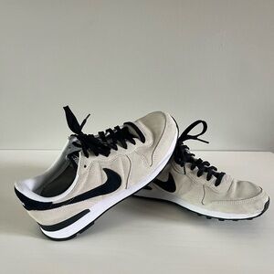NIKE Women’s Internationalist Shoes. Stone/Black/White.